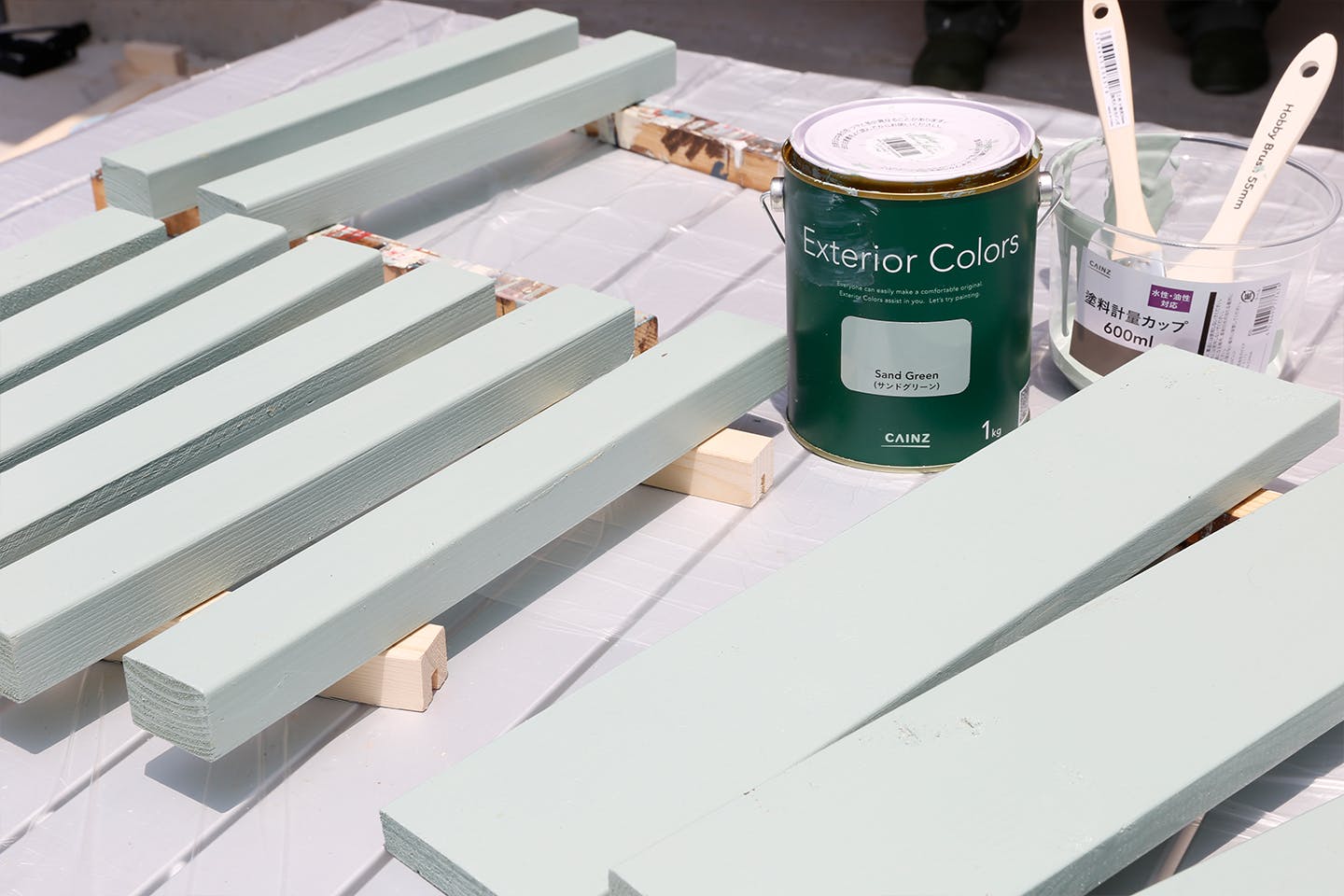 オイルやペンキを塗るときは、板の下に“当て木”をしいておくと、下が汚れずに済むので便利です。