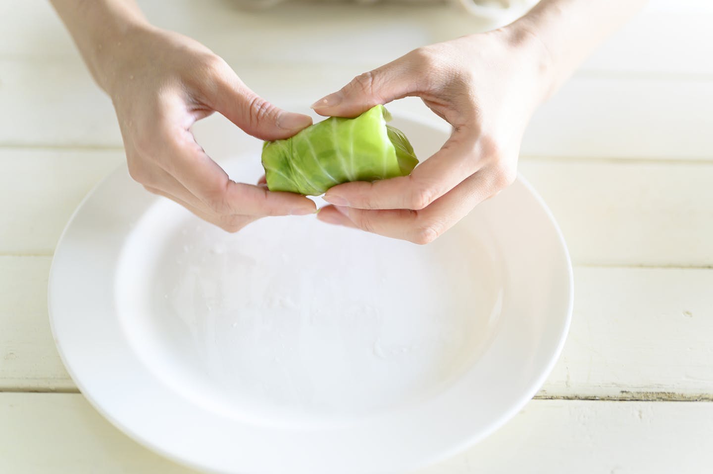 ひき肉をのせてキャベツを巻く