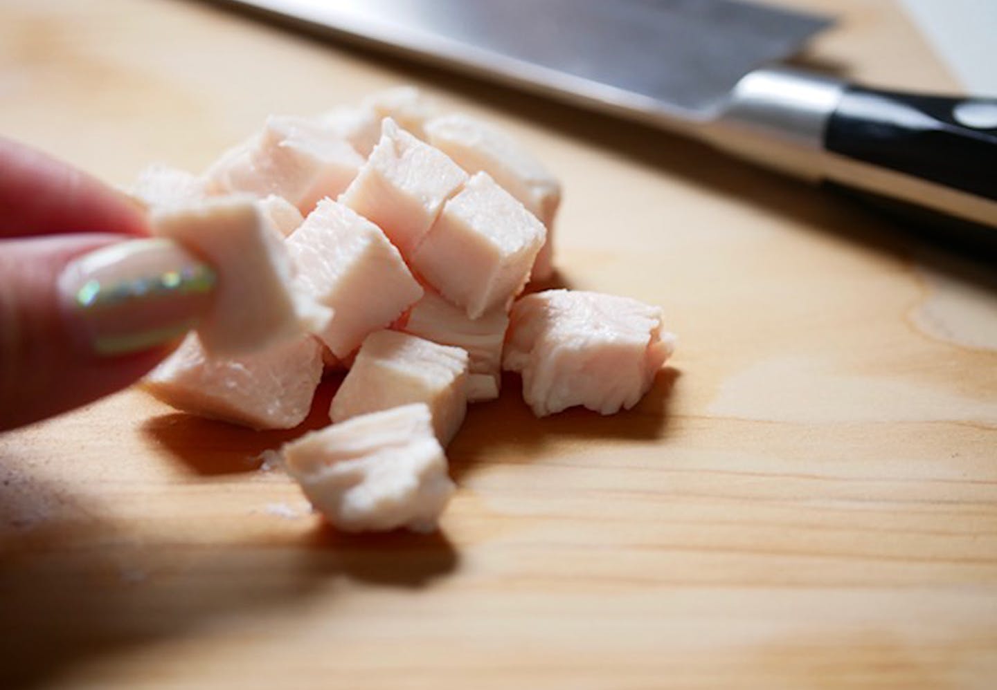 ポテトサラダの作り方　鶏胸肉をカットする