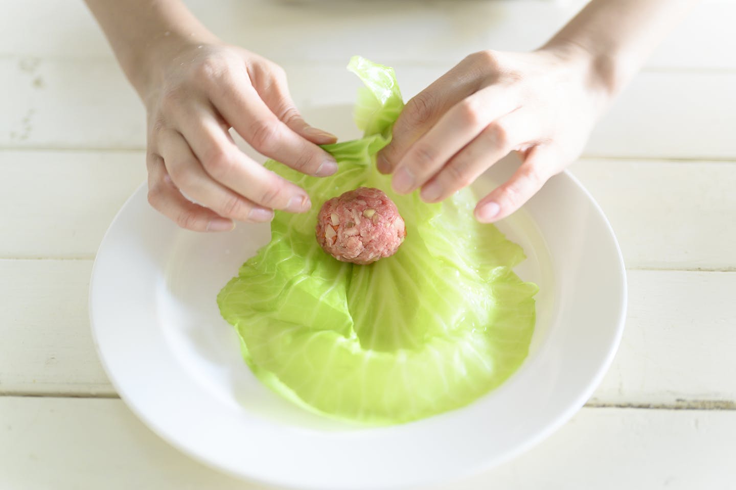 茹でたキャベツに混ぜたひき肉を乗せる