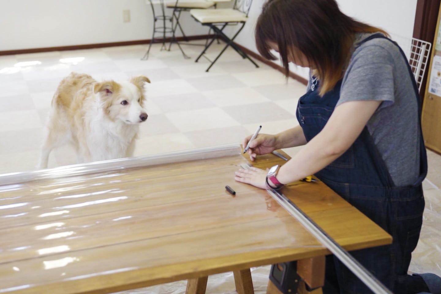 犬DIY  手作り足上げトイレ　板にビニールを取り付ける