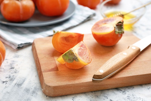 犬は柿を食べても大丈夫 皮や種 渋柿に関する注意点や食べるメリット 1日の適量について解説 獣医師監修 わんクォール 犬は柿を食べても大丈夫 皮や種 渋柿に関する注意点や食べるメリット 1日の適量について解説 獣医師監修 わんクォール