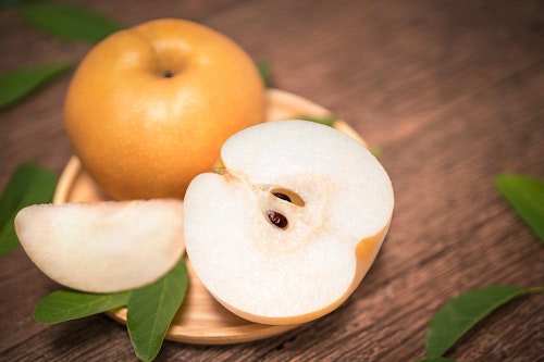 犬に梨をあげても大丈夫 与える際の注意点や栄養面でのメリット 適量などについて解説 獣医師監修 わんクォール 犬に梨をあげても大丈夫 与える際の注意点や栄養面でのメリット 適量などについて解説 獣医師監修 わんクォール