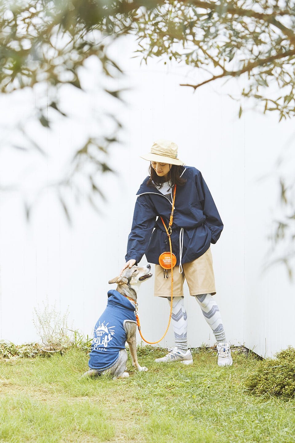 愛犬とリンクコーデ　キャンプ アウトドア　モデル大社カレン　保護犬