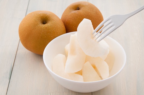 犬に梨をあげても大丈夫 与える際の注意点や栄養面でのメリット 適量などについて解説 獣医師監修 わんクォール 犬に梨をあげても大丈夫 与える際の注意点や栄養面でのメリット 適量などについて解説 獣医師監修 わんクォール