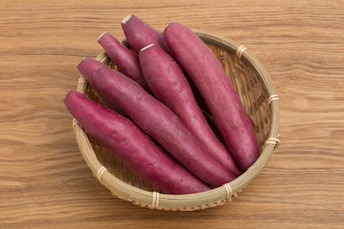 犬はさつまいもを食べても大丈夫 与える際の注意点や健康面のメリット 1日の適量について解説 獣医師監修 わんクォール