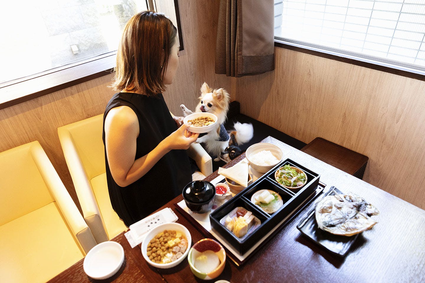 朝食を食べる中原さんとわんこ