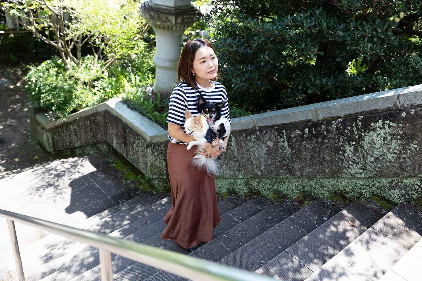 神祇大社の階段を登る中原さん