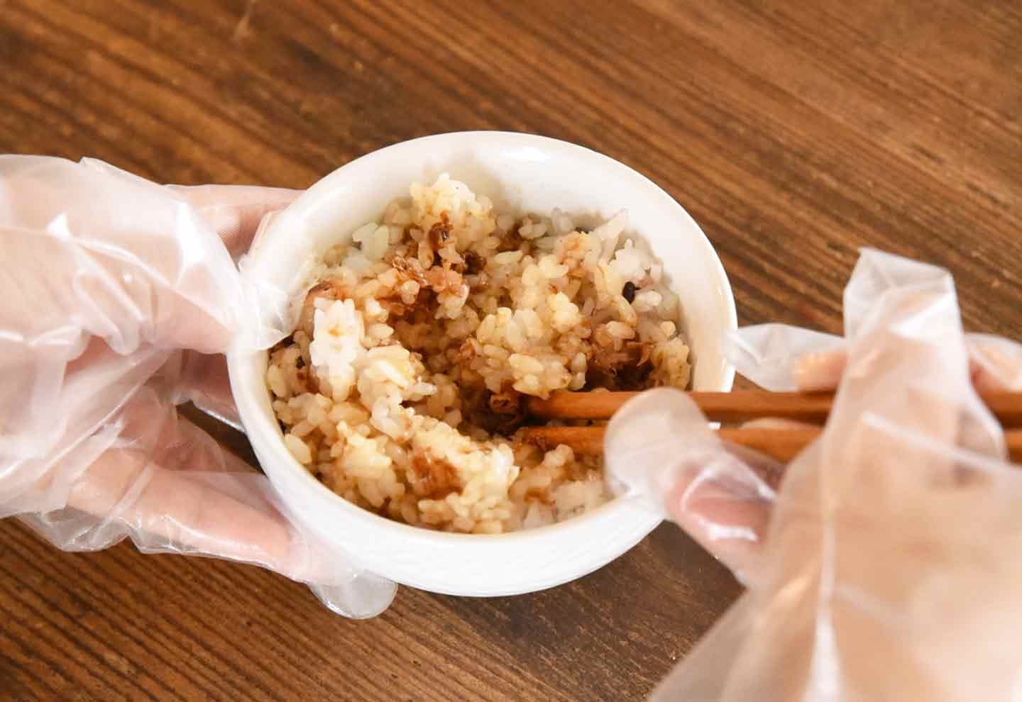 トイプードルおにぎり　ご飯と鰹節を混ぜる