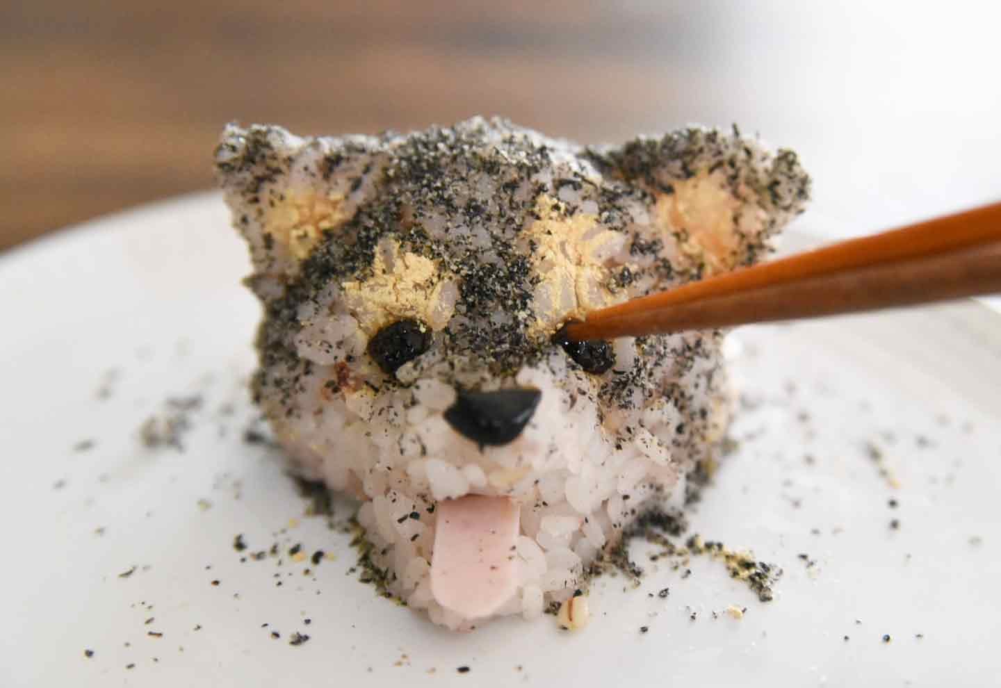 柴犬おにぎり　黒豆で目を作る