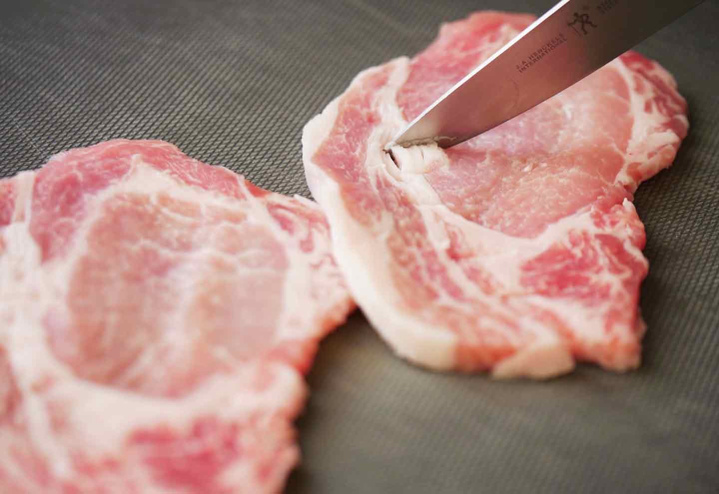 愛犬手作りごはんレシピ りんごのポークソテー 豚肉に切れ目