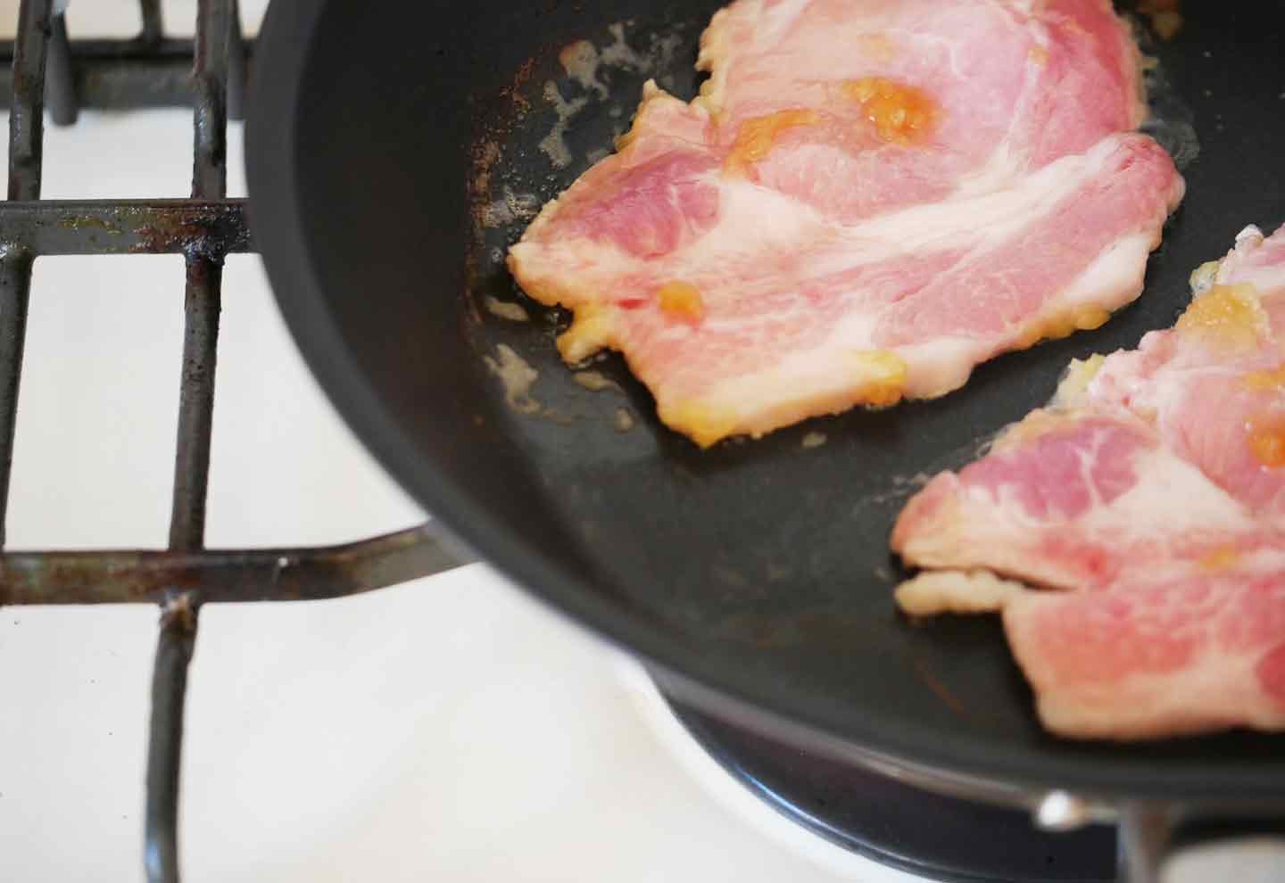 愛犬手作りごはんレシピ りんごのポークソテー 豚肉を焼く