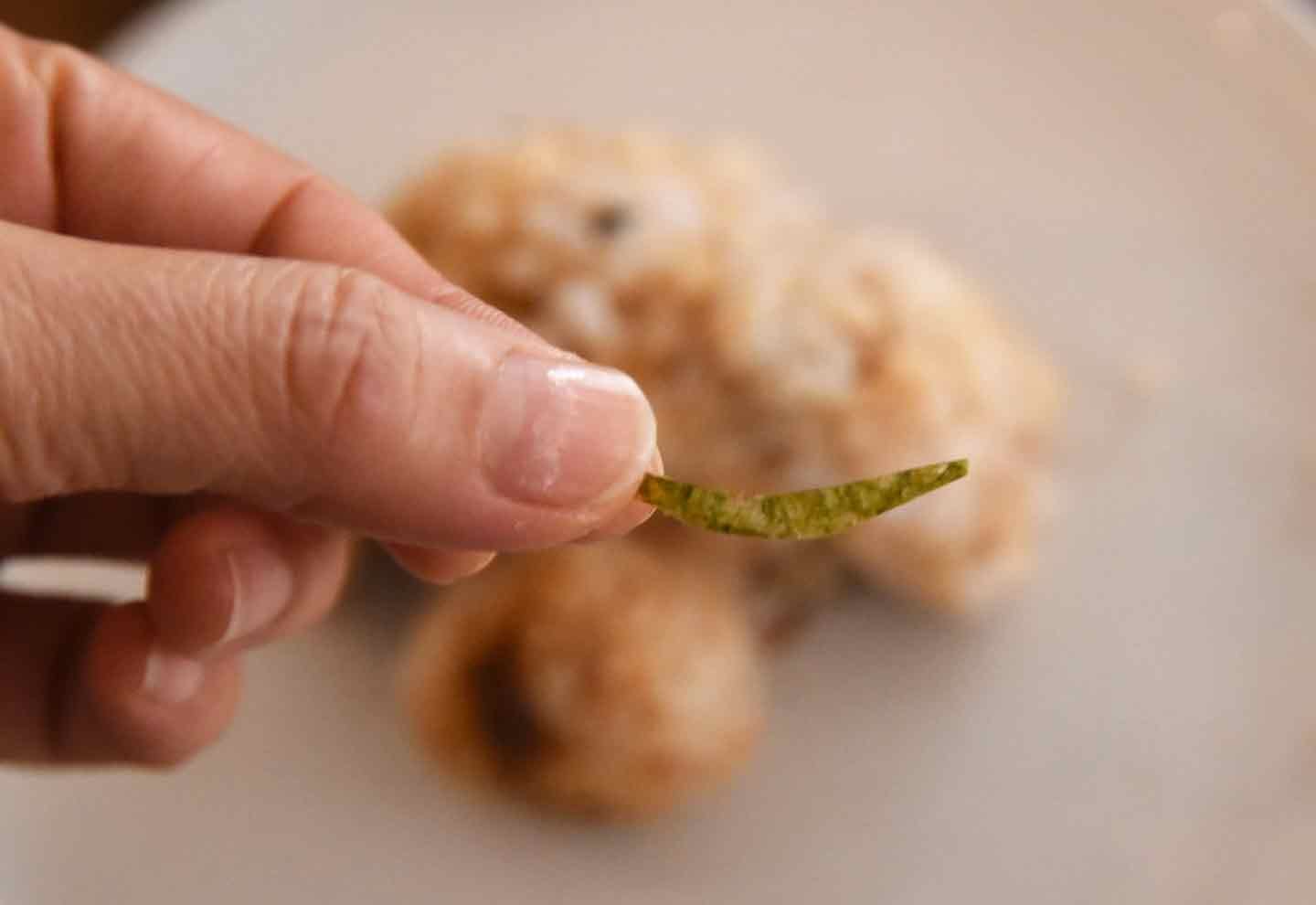 トイプードルおにぎり　海苔で口を作る