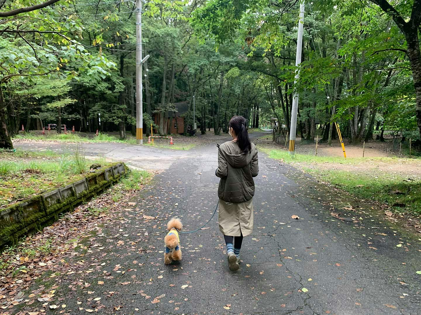 散歩するMASUMIさんとネネちゃん