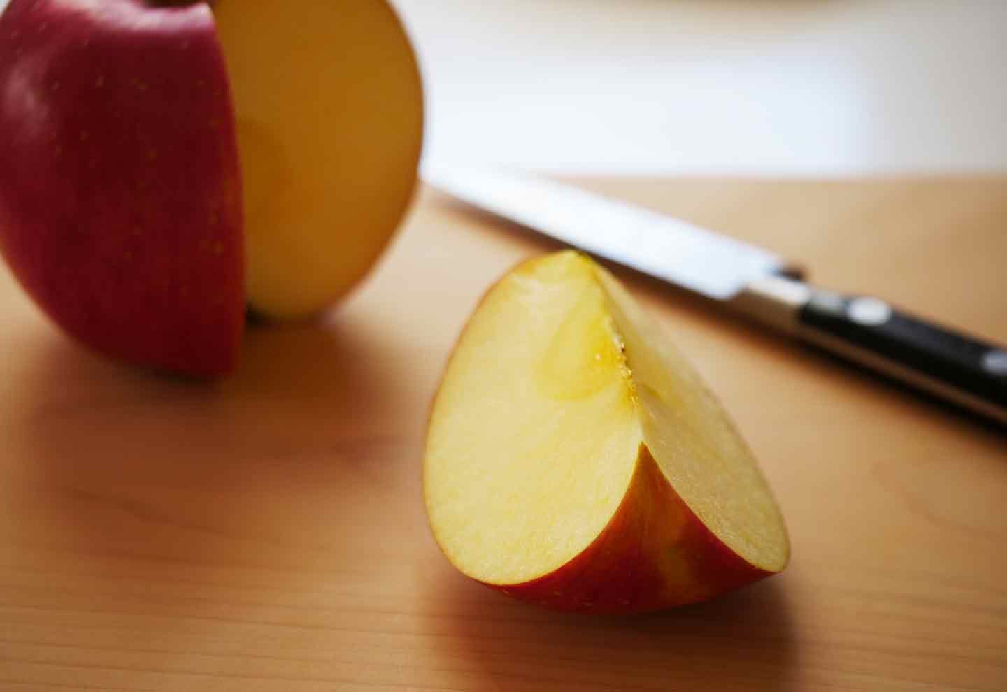 愛犬手作りごはんレシピ　りんごのポークソテー　りんごを切る