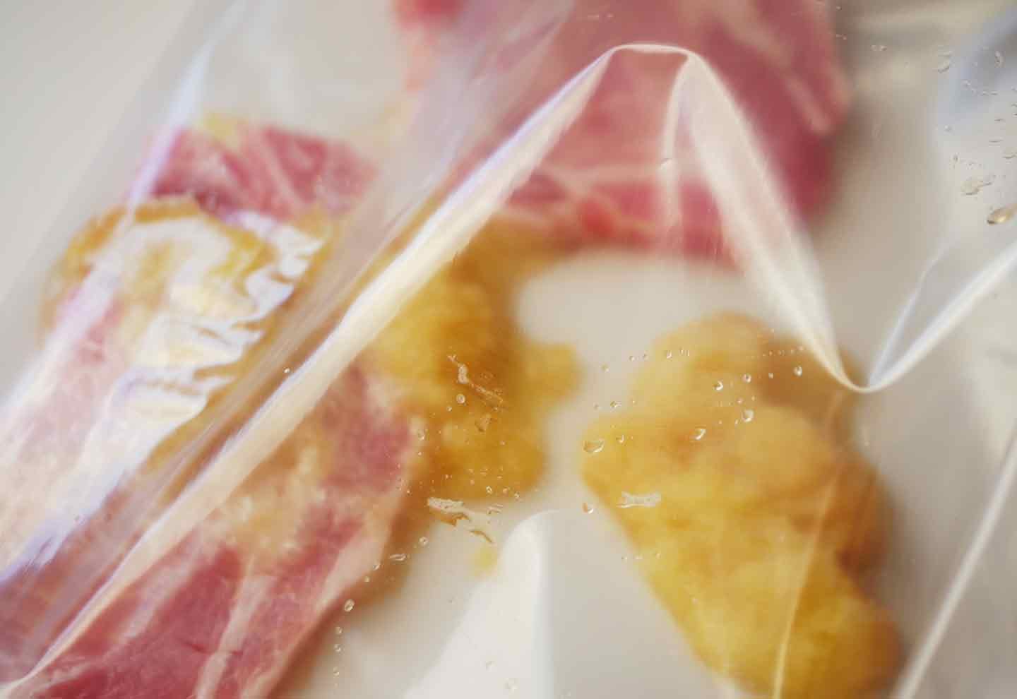愛犬手作りごはんレシピ りんごのポークソテー 豚肉を漬け込む