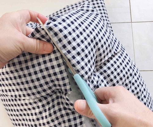 簡単手縫いリメイク 100均の座布団3つだけで愛犬用ベッドを手作りする方法 わんクォール 簡単手縫いリメイク 100均の座布団3つだけで愛犬用ベッドを手作りする方法 わんクォール