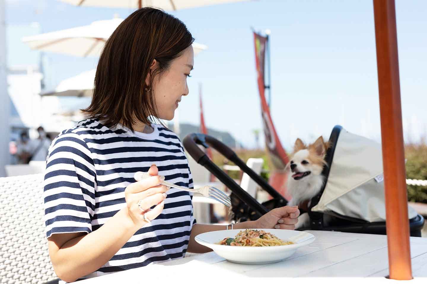 食事をする中原さん