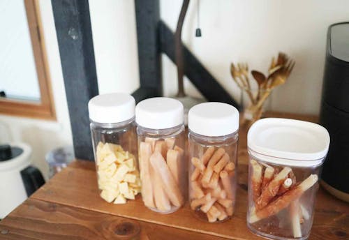 プロ直伝の収納テク 100均で叶う 愛犬のフードやおやつをおしゃれでスマートに保存する方法 わんクォール