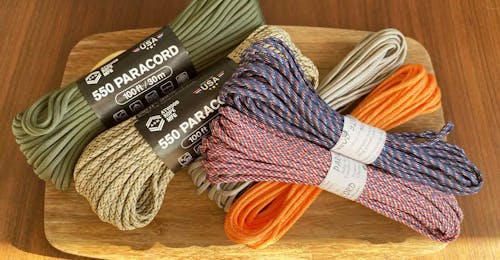 材料費ワンコイン 初心者でも簡単 パラコード編みの首輪を手作りしてキャンプに行けない時間も有効活用 わんクォール
