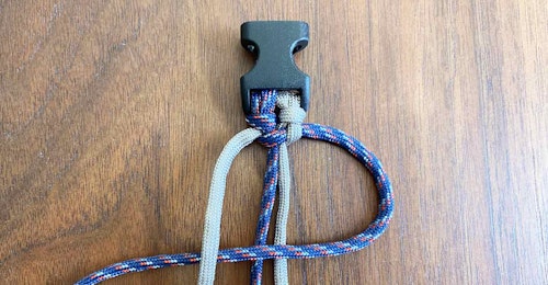 愛犬用パラコード編みの手作り首輪　ロープを平編みしていく