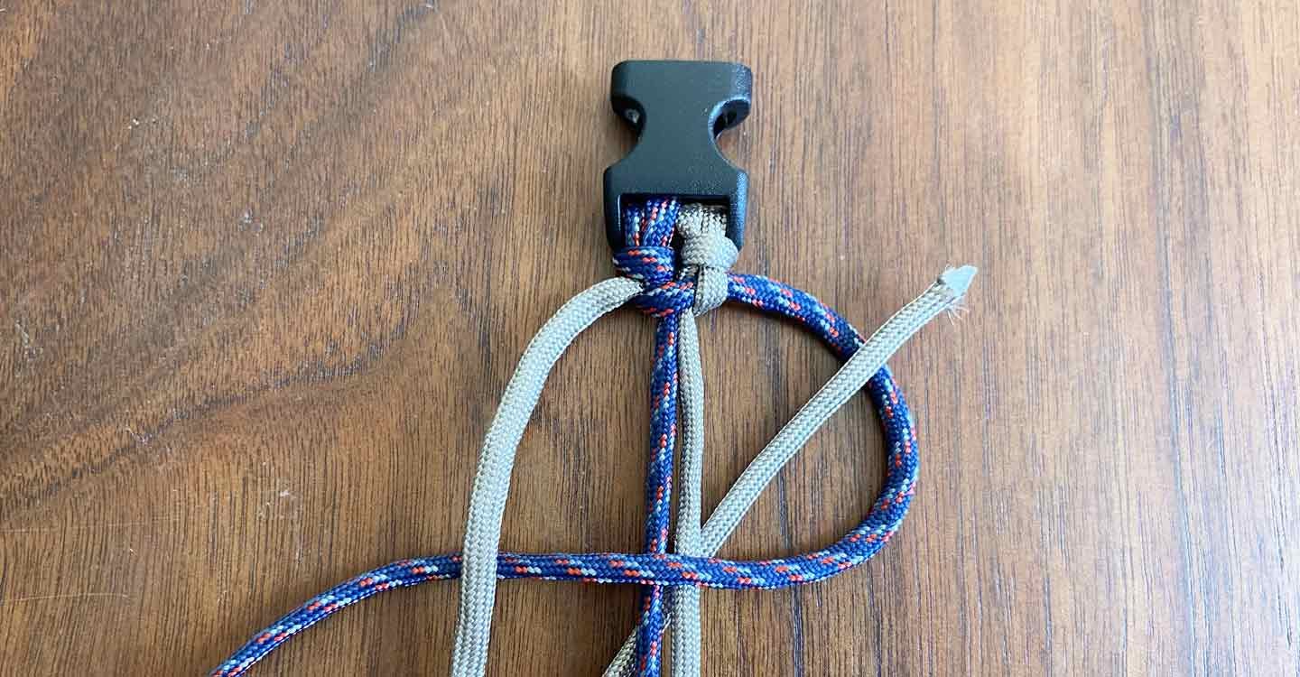 愛犬用パラコード編みの手作り首輪　ロープを平編みしていく