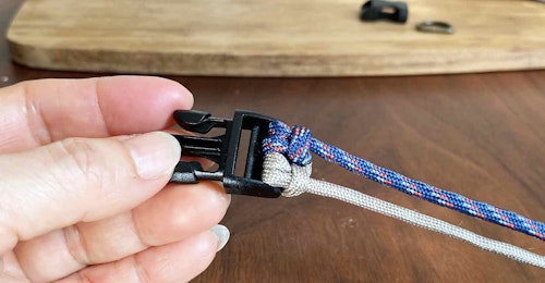 愛犬用パラコード編みの手作り首輪　ロープをバックルにセット