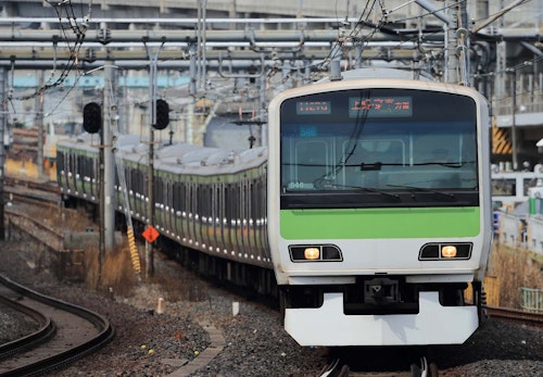 犬と電車に乗る際の注意点は 鉄道会社ごとのルールやマナー 準備すべきものなどについて解説 獣医師監修 わんクォール 犬と電車に乗る際の注意点は 鉄道会社ごとのルールやマナー 準備すべきものなどについて解説 獣医師監修 わんクォール