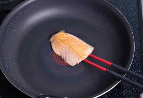 愛犬用　鮭と菜の花のちらし寿司レシピ　鮭を焼く