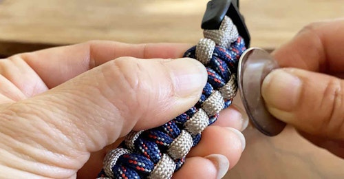 愛犬用パラコード編みの手作り首輪　Dカンを編み込む
