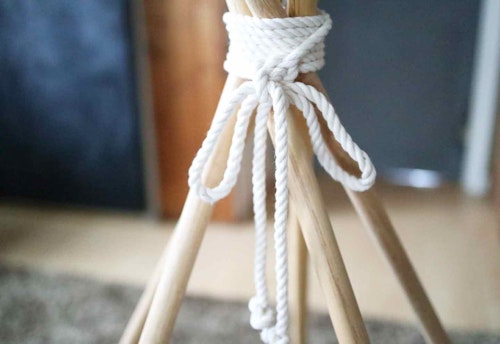 愛犬用の簡単ティピーテントの作り方　丸棒を綿ロープで縛る