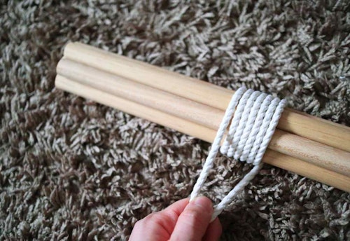 愛犬用の簡単ティピーテントの作り方　丸棒をロープで束ねる