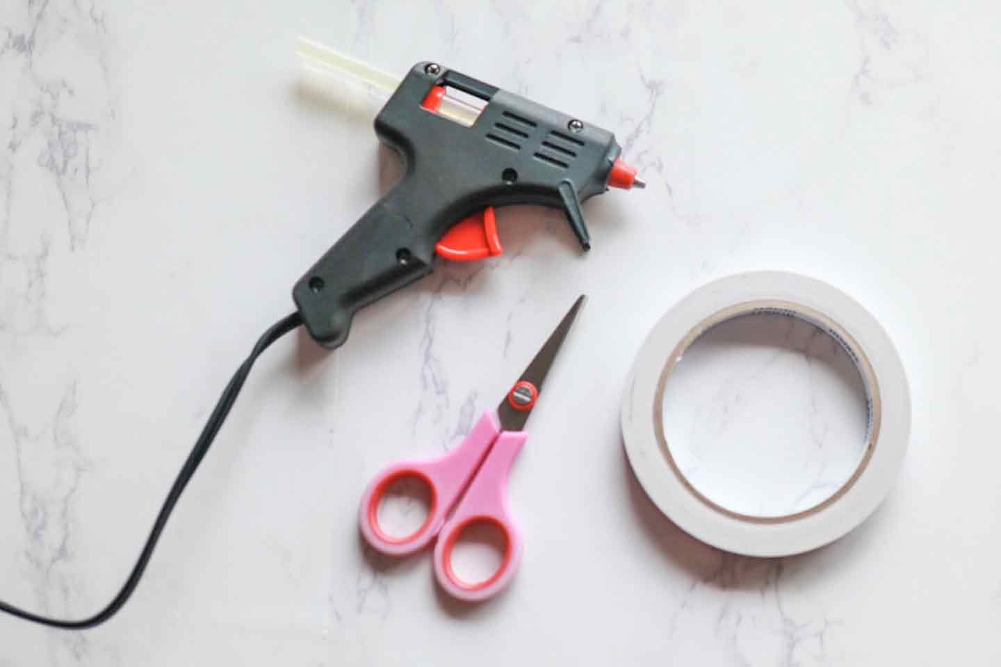 簡単10分 春のお散歩にぴったり 100均の桜を使った愛犬用の花飾り 花冠 の作り方 Diy 手作り犬アイテム わんクォール