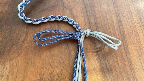 簡単5ステップ 続 初心者でも簡単 首輪とお揃いで作れるパラコード編みのリードの作り方 わんクォール 簡単5ステップ 続 初心者でも簡単 首輪とお揃いで作れるパラコード編みのリードの作り方 わんクォール