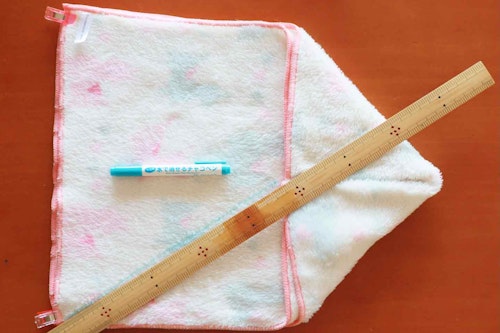 簡単15分 型紙不要 100均のタオルで愛犬用フード付きポンチョを手作りしよう わんクォール 簡単15分 型紙不要 100均のタオルで愛犬用フード付きポンチョを手作りしよう わんクォール