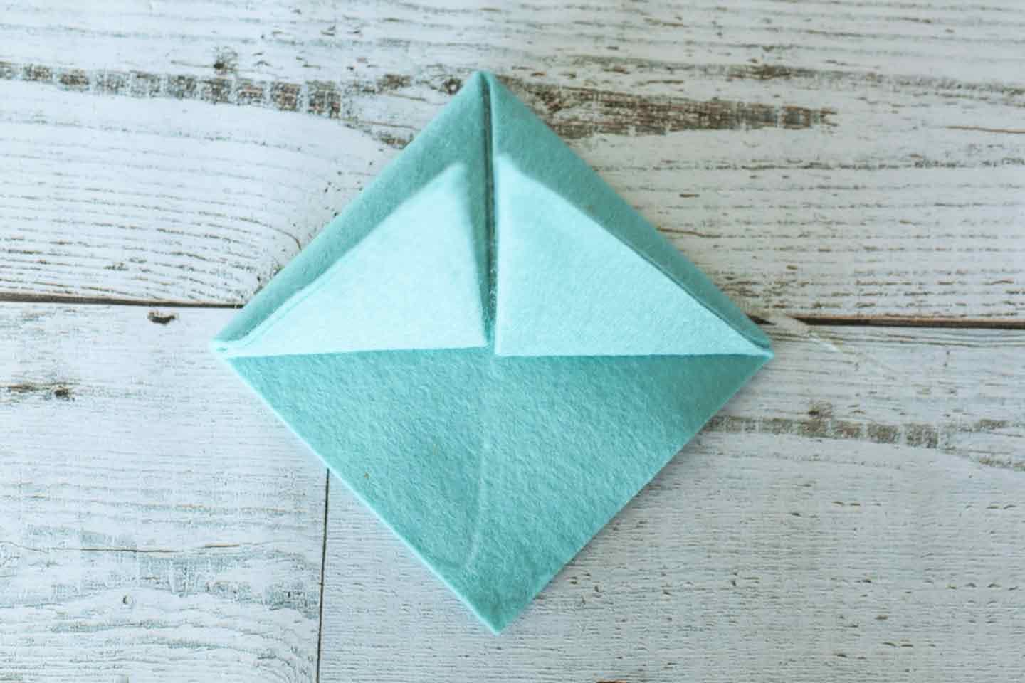 三角形に折り上げる