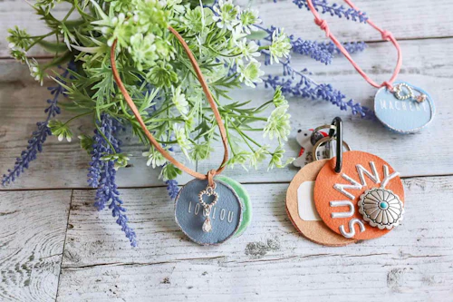 簡単10分 100均アイテムで愛犬のオシャレな迷子札を手作りしよう 身につけておけば いざと言う時にも安心 わんクォール 簡単10分 100均アイテムで愛犬のオシャレな迷子札を手作りしよう 身につけておけば いざと言う時にも安心 わんクォール