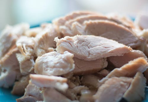 犬が食べてもいい肉とは 種類ごとの特徴と与える際の注意点を解説します 獣医師監修 わんクォール