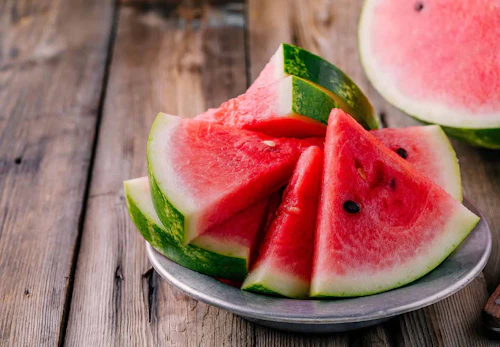 犬にスイカを食べさせても大丈夫 適量や注意点 正しい与え方を解説 獣医師監修 わんクォール 犬にスイカを食べさせても大丈夫 適量や注意点 正しい与え方を解説 獣医師監修 わんクォール