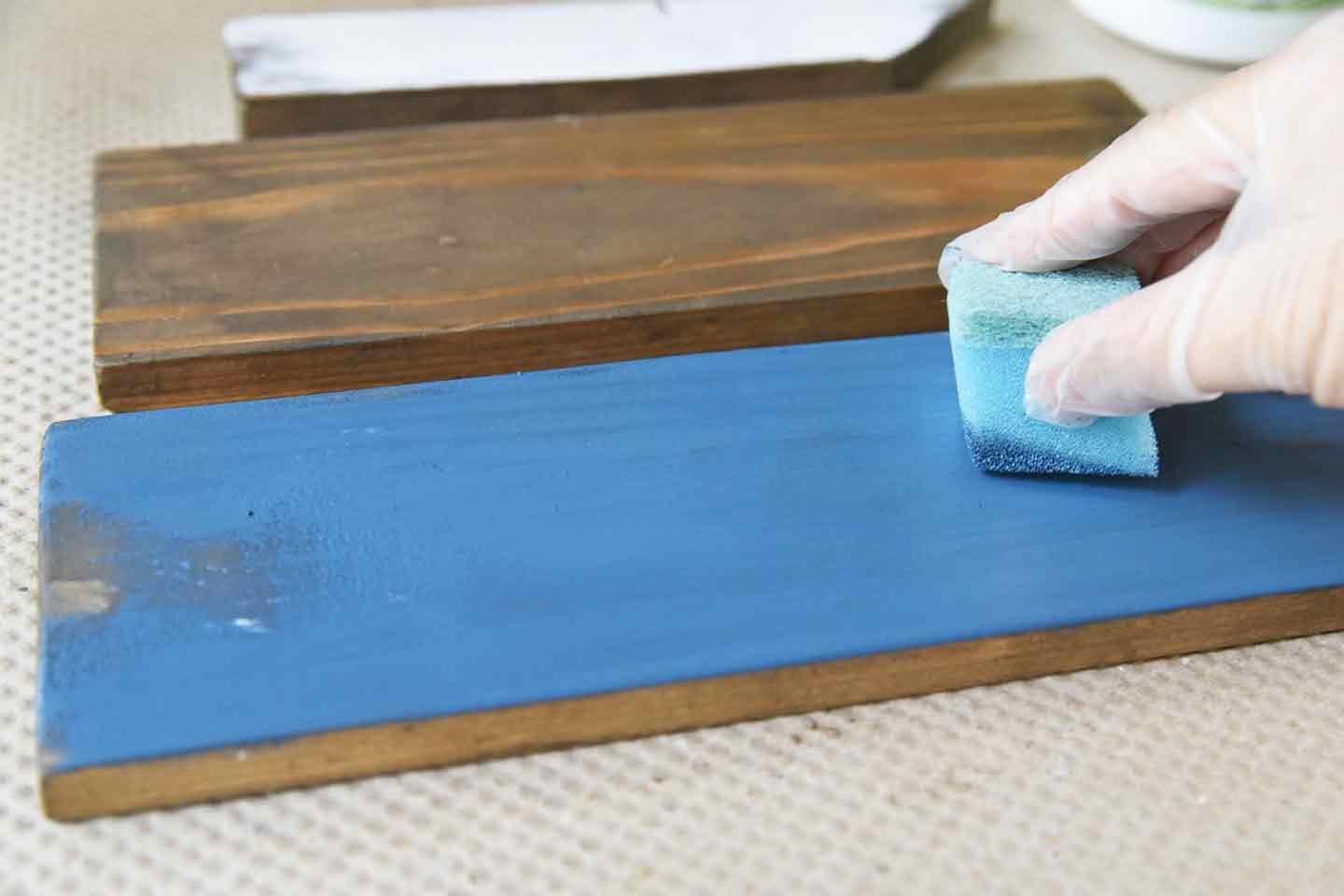 『わんこがいます！』ガーデンピックの作り方　木材をブルーに塗装