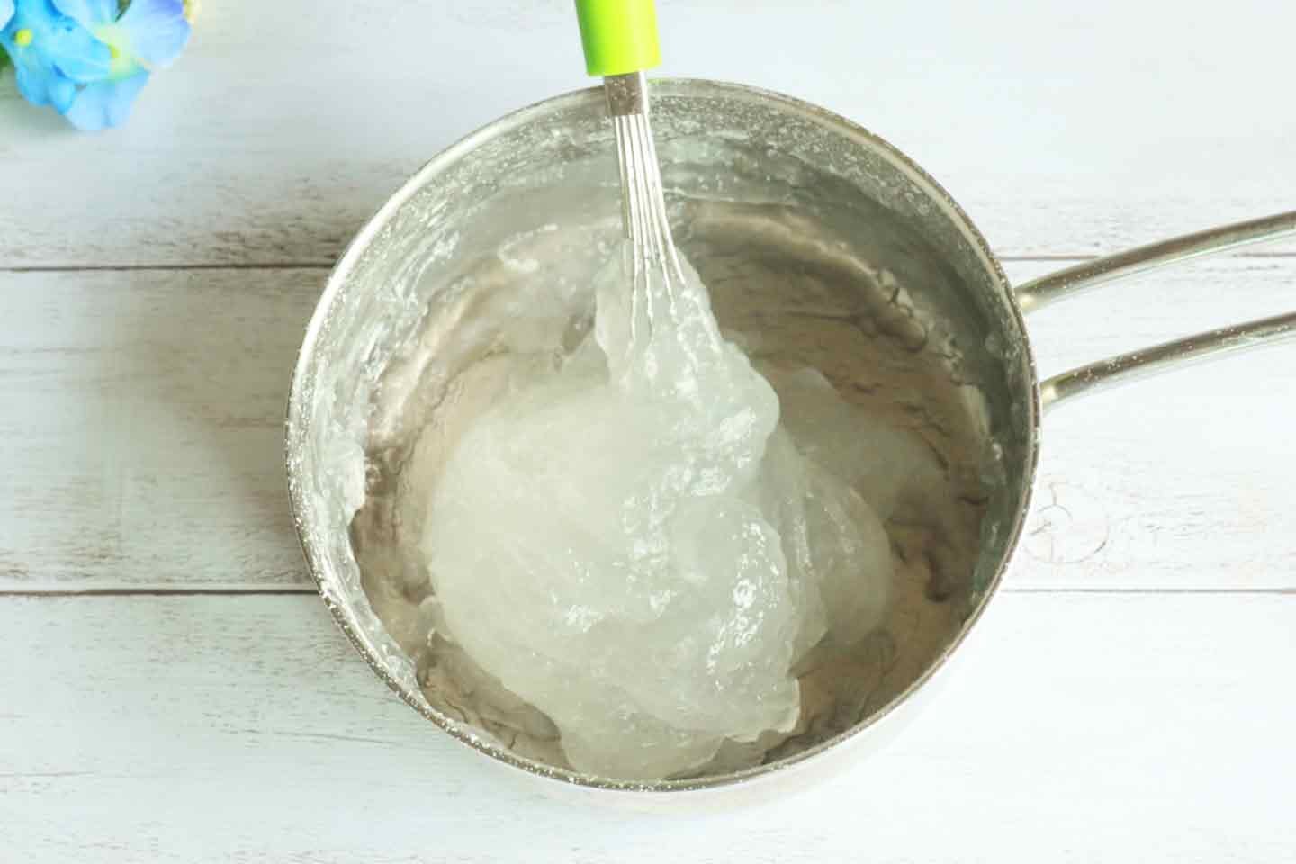 片栗粉で作る《自作保冷剤》の作り方　食塩水に片栗粉を入れる