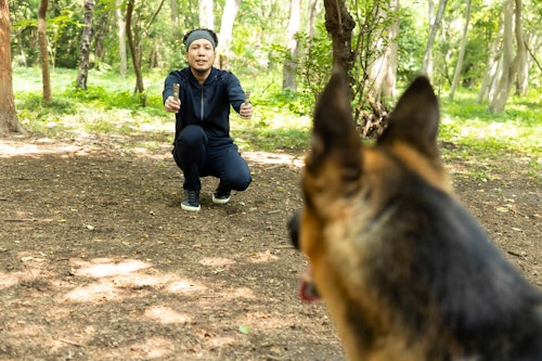 警察犬パクくんに餌をあげる犬が大好きなライター竹内