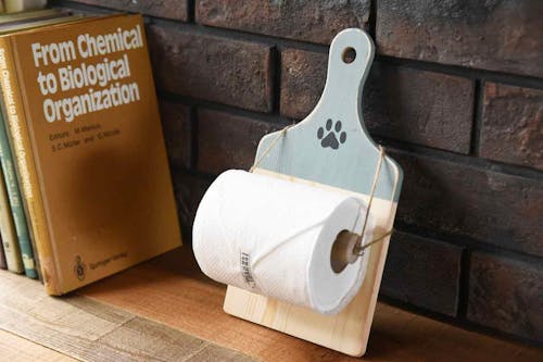 100均のまな板 愛犬用トイレットペーパーホルダーを簡単に手作り 家中どこでも引っ掛けられて超便利 わんクォール