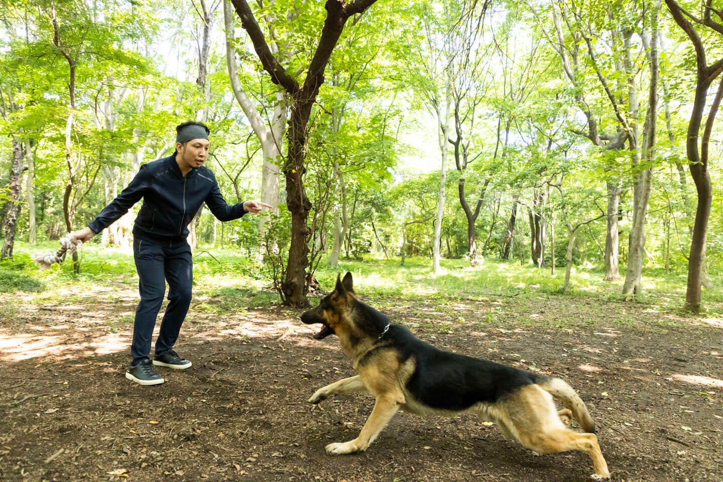 警察犬パクくんと遊ぶ犬好きライター竹内