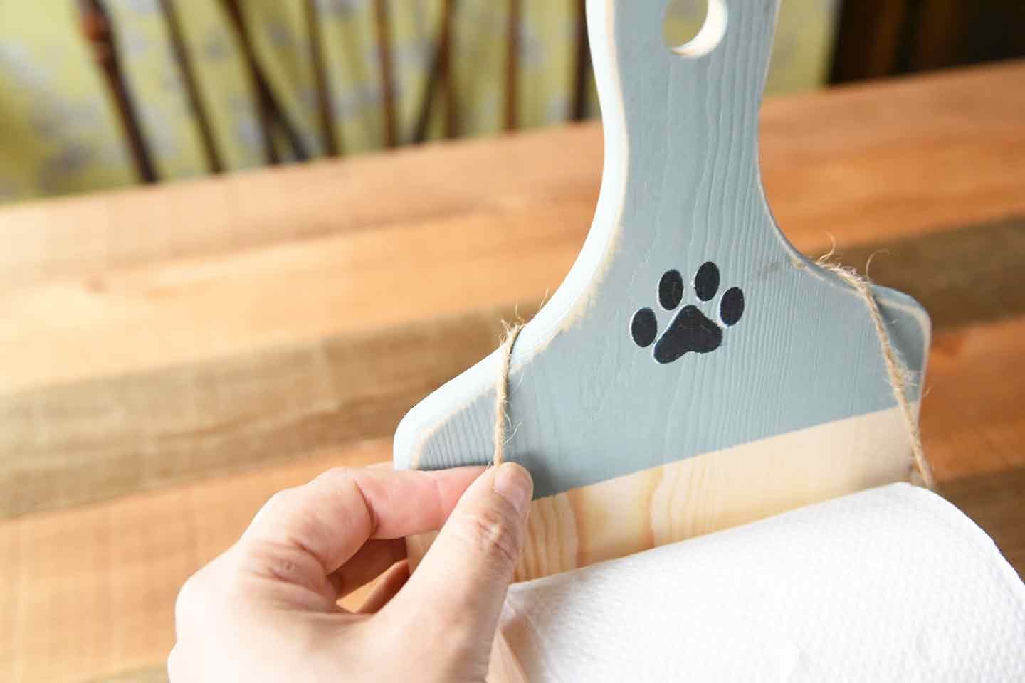 愛犬用トイレットペーパーホルダーの作り方　まな板の取手に麻紐をかける