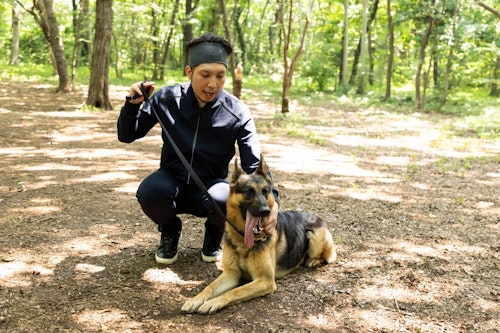 警察犬のパクくんと戯れる犬好きライター竹内