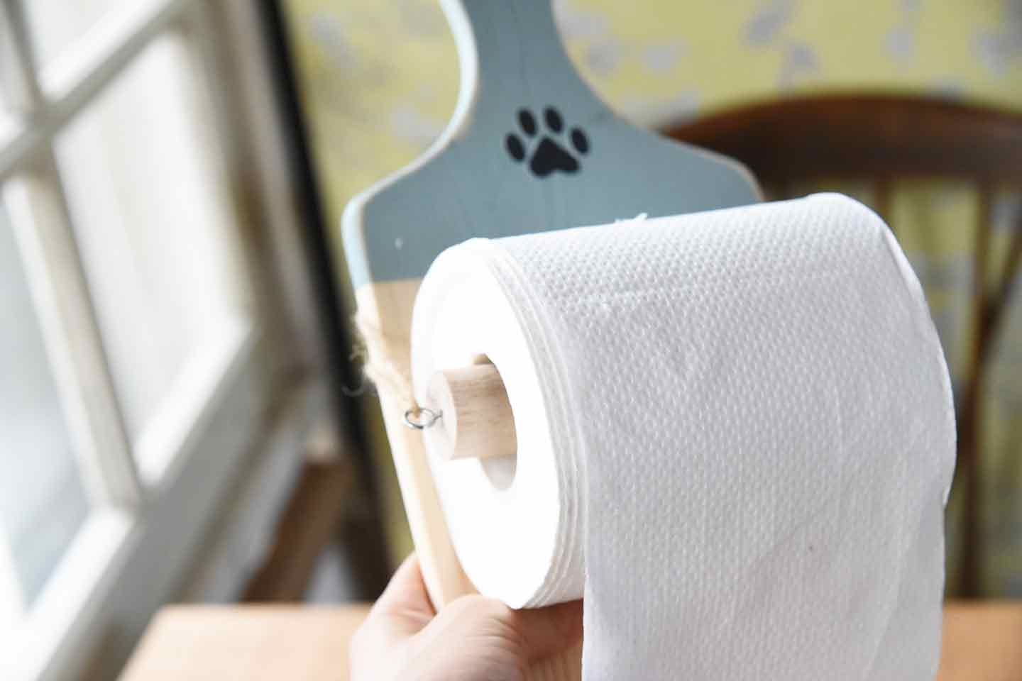 愛犬用トイレットペーパーホルダーの作り方　ペーパーを設置