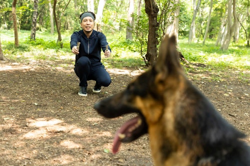 警察犬パクくんに餌をあげる犬が大好きなライター竹内