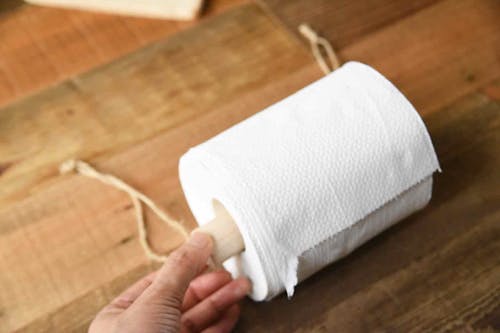 100均のまな板 愛犬用トイレットペーパーホルダーを簡単に手作り 家中どこでも引っ掛けられて超便利 わんクォール 100均のまな板 愛犬用トイレットペーパーホルダーを簡単に手作り 家中どこでも引っ掛けられて超便利 わんクォール