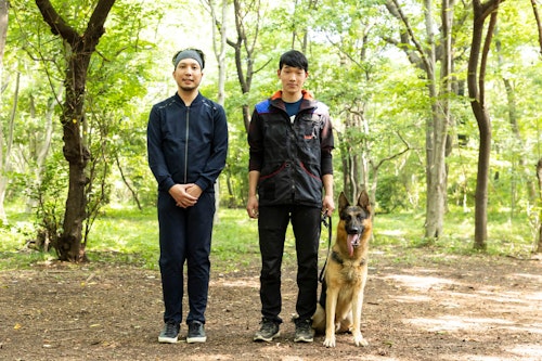犬が大好きなライターの竹内と、訓練士の稲留さん、ジャーマン・シェパードの警察犬パクくん